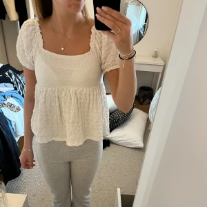 vit topp - sommrig topp ifrån gina tricot. barnstorlek 158/164 men sitter som en xs. inga hål eller fläckar