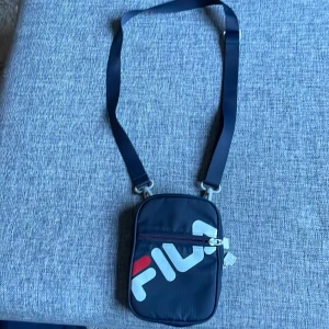 Jag har inte använt den så mycket så ganska så ny   - Den har 7 fack inklusive stora facket man kan lägga pengar plånbok mobil bor i Jönköping 