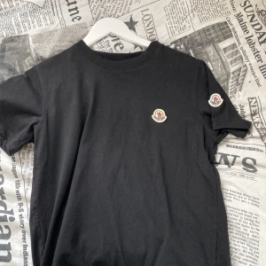 Helt ny moncler T-shirt - Tröjan är helt ny har bara testat den annars så har den aldrig varit använd.
