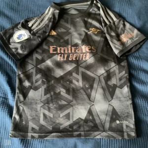 Arsenal 2023 borta tröja + shorts - Saka 7 shorts  Size S  Shorts och tröja 