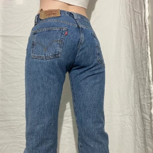 Levi’s jeans - Vintage Levis jeans! Första 2 bilderna är ett annat par jag sålde för ett tag sen, men de sitter likadant på. Sista bilden är jeansen jag säljer!  Modell 525. Köpta på POP vintagebutik! Stl m, sitter som en s/m. Jag är 170! Frakt tillkommer