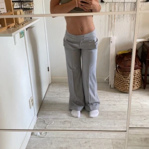 Lågmidjade kostymbyxor  - Jättefina lågmidjade kostymbyxor. Midjemått 37 och innerbensläng 80