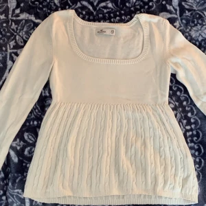 Långärmad tröja - Sött långärmad tröja från Hollister, perfekt för hösten när det blir lite kallare. Knappast använd och säljer på grund av att den är för liten för mig 