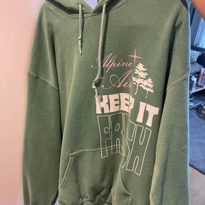 Hoodie - Hoodie från Urban Outfitters. Är i lite ”vintage”/urtvättad stil och oversized. Använd men i väldigt gott skick!💕💕