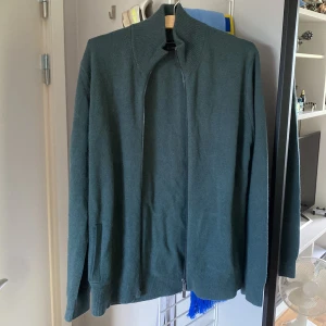 Massimo Dutti Fullzip - Säljer den här skitsnygga och sköna fullzippen! Skick 9.8/10 inga defekter och knappast använd. Det är Kashmir och ull blandning så den är perfekt för sommarkvällarna när man fortfarande vill se stilig ut. Hör av er för frågor!