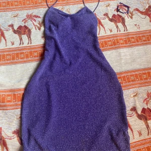 Glittrig lila klänning  - Super snygg glittrig lila klänning 💜 trendiga spaghetthi straps och låg öppen rygg. Storlek: M  Använd 1 gång.  Skriv gärna om ni har fler frågor 