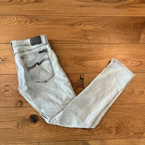 Nudie jeans - Säljer nu mina nudie jeans eftersom dom var lite för stora i midjan. Skick 8/10. Dom är waist 34 men jag skulle påstå att dom är waist 31 till 32(jag är waist 29/30) pris kan diskuteras vid snabb affär