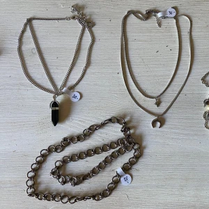 Halsband - Fina halsband! Se priser på bilden. Säg till om du vill köpa något så skapar jag en egen annons för det!