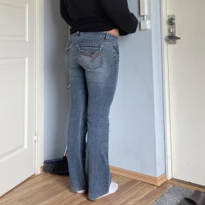 LOW WAIST JEANS MED FICKOR - säljer lowwaist bootcut jeans som tyvärr inte längre passar mig i midjan. använda 3-4 gånger men ser ut att vara helt nya💕  midjemått (från ena sidan till den andra): 40cm innerbenslängd: 80cm  längden passar bra på mig som är 166cm.  