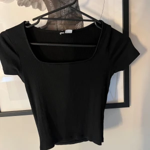 Basic t-shirt - Säljer min T-shirt med fin urringning, visar mycket bröst så därav säljs! Köpt från gina för ett tag sen men fint skick! Skickas mot fraktkostnad 📦 