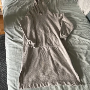 Hoodie-klänning  - Grå Hoosiers-klänning i bra skick, knappt använd. Säljer pga av att den är för liten.