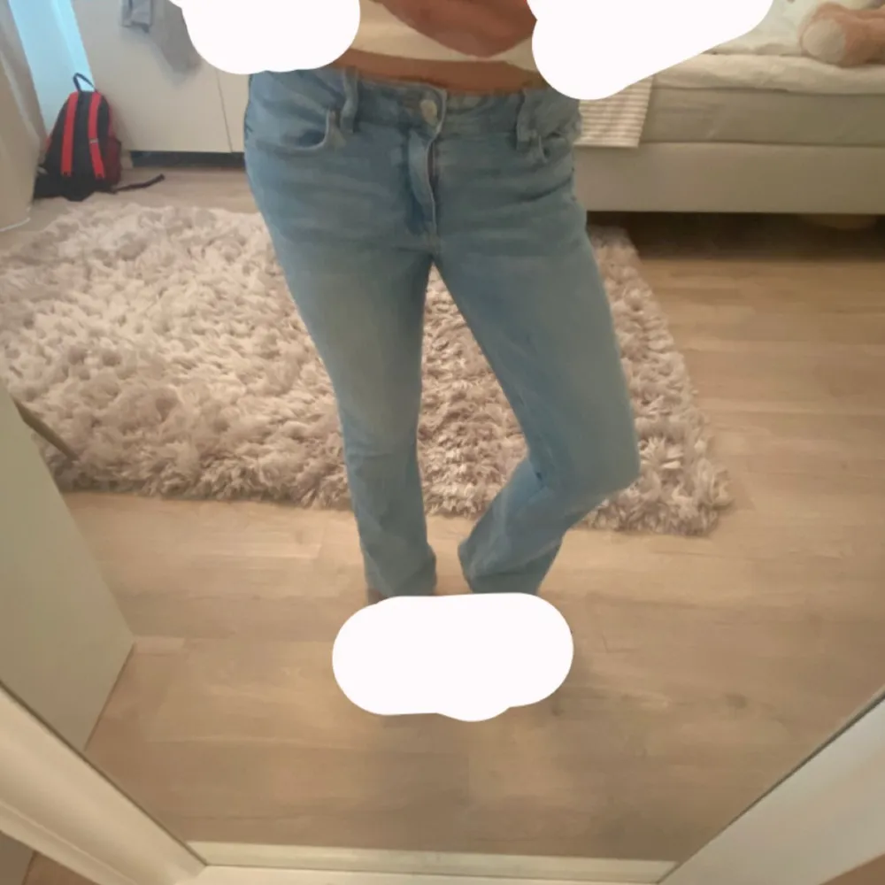 Säljer dessa jeans eftersom att de inte har kommit till användning för att jag har ett par liknande💞Har täckt över mina fötter så det är inget fel på byxorna där nere. Jeans & Byxor.