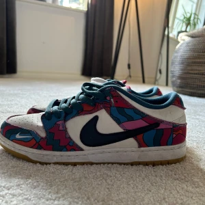 Nike Parra x Dunk Low Pro SB 'Abstract Art - Säljer dessa riktigt snygga Nike och Parra skor. Köpt nya för cirka 8000kr. Lite smutsiga men väldigt bra skick 8/10! Hör av er vid frågor! Vid köp får du välja ett valfritt plagg som följer med gratis! ( Inga skor )