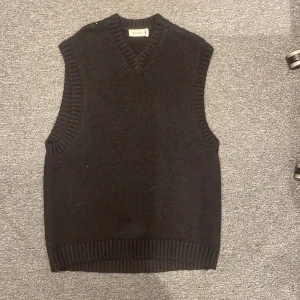 Bomull ”väst” - Matrial bomull Märke weekday Färg svart Skick 10/10 Passform lite baggy