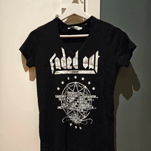 Svart t-shirt med motiv - Svart bomulls tshirt med motiv i storlek XS, knappt använd. Cool urringning. XS.