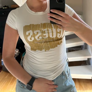 T shirt guess - Guess t shirt oanvänd 