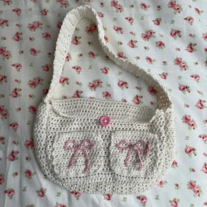 Vit virkad handväska  - Söt virkad handväska 💞 perfekt för daglig användning och små grejer, hela är gjord av Cotton garn och är välgjord (denna väska är lite mindre så att man vet) 🌸