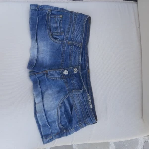 Så snygga lågmidjade shorts 💕 - Super snygga shorts som tyvärr inte passar mig. Utmärkt skick, bara prövade. Nypris 450 💔 kontakta mig vid minsta fråga!! 💕💕