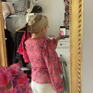 Blommig blus - Jättetrendig blommig volang blus från bikbok, storlek M i nyskick! Pris kan diskuteras vid snabb affär 