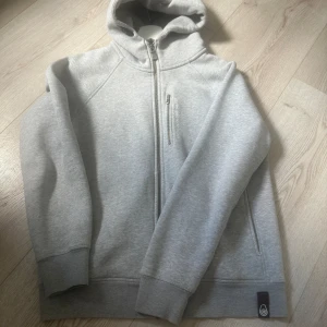 Sail racing huvtröja grå - Nu säljer vi en superfin sail racing tröja i storlek medium Cond 8/10 Skickas väl paketerad