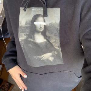 The cool elephant Mona Lisa hoodie! Nästan aldrig använt men sitter super fint! Är i storlek M men passar mig som oftast har storlek S i hoodies!💕 