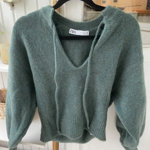 Zara Stickad Tröja - Denna tröjan är så skön och stretchig och blir så söt när man knyter den! 