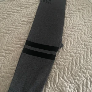 Stronger  - Helt oanvända thigts som är väldigt stretchiga och höga i midjan.   