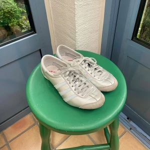 Adidas silver - Supercoola adidas spezial-liknande skor i silver med ljusblå/vita ränder!!🌟 Säljer pga för små för mig:(( De är storlek 38 men mer som 36/37👟Riktigt snygga och trendiga, hoppas de kan hitta en ny ägare!🙏