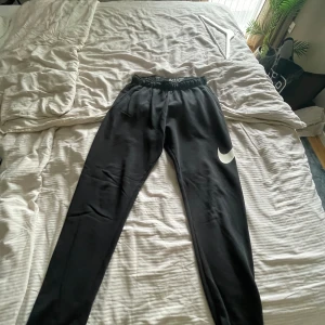 Nike byxor  - Säljer dessa eftersom den har blivit liten på mig, den är ej sönder eller sliten någonstans och är även inye loose baggs 