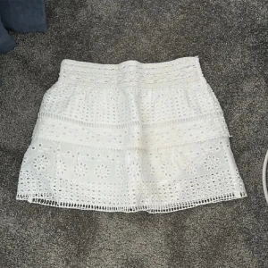 Kjol - Säljer denna kjol från zara då den inte kommer till användning längre, den är från barnavdelningen på zara men är mycket stretchig så XS-S