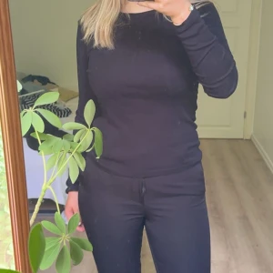 Långärmad t shirt - En ribabd långärmad tröja ifrån Gina! Använda 1-3 gånger!💘