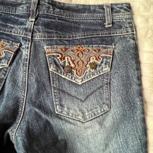 Fina vintage byxor - Super vackra y2k jeans från Colza i bra skick med vackra bakfickor. Midjan är 72cm och längden är 93cm. Ganska tjockt material, snyggt att använda på vintern/ vid kallare väder❤️❤️