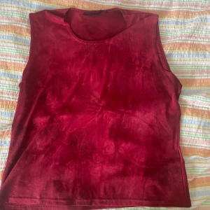 Röd topp - Glitter detaljer