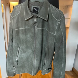 Zara jacka  - Super fin jacka från Zara! Använd 1 gång, nypris 1000 kr. 