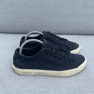 Saint Laurent skor  - Tja säljer ett par saint Laurent skor i storlek 40.5 Skicket är 8.5/10. Vid minsta fundering är de bara o skriva🙌