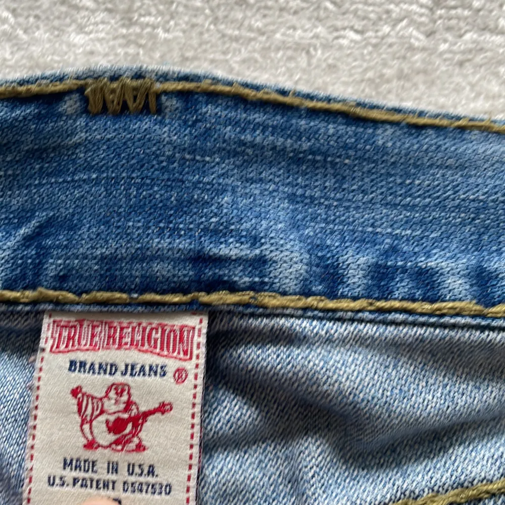 Feta True Religions köpta ett år sen från BeninDenim här på Plick! Skick 7/10. Säljs för dem ej kommer till användning längre. Pris ej hugget i sten! Skriv vid minsta intresse!. Jeans & Byxor.