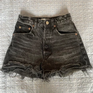 Svarta jeansshorts - Jättefina High-waisted jeansshorts från Zara. Går jättebra att vika ner om man vill ha de low. Köpt förra året, men har går extrem vitalt nu. Om ni har frågor eller vill ha fler blider är det bara att fråga. 