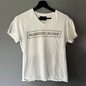 Number (N)ine Denim Tee - T shirt från N(n) Denim. Rätt använd (se bilder), passar som en XS.  