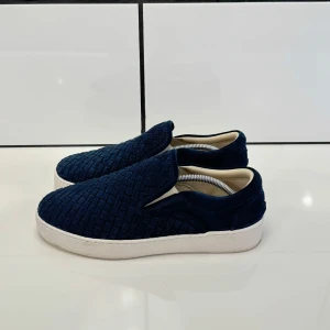 Bottega Venata Skor - Bottega Veneta skor i eftertraktad blå färg, skick 9/10. Storlek 42, pris 3699kr. Endast skorna medföljer vid köp, slutade tillverkas 2017! Hör av er vid funderingar eller eventuellt fler bilder.  