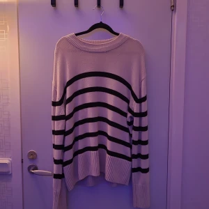 Stickad tröja  - En randig stickad tröja från gina tricot. Strl m