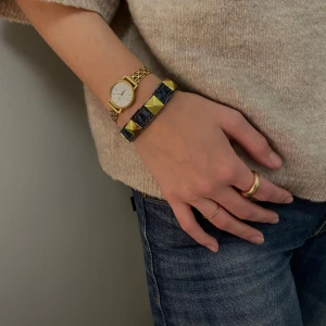 Armband - Mörkblått jeansarmband med guld detaljer Justerbart fäste + frakt