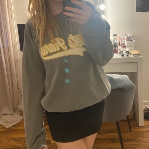 urban outfitters tröja - cool tröja med tryck från urban outfitters som ska se ”sliten” ut i modellen 💛 tröjan är i storlek s och sitter snyggt oversized