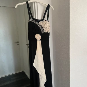 Balklänning - Säljer klänningar som inte används längre, som är bra i skick. 