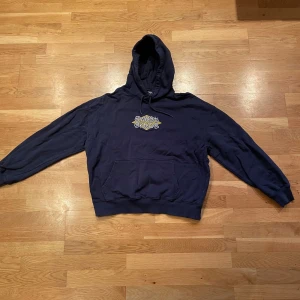 Sweet Sktbs Hoodie  - En hoodie från sweet sktbs i bra skick. Den är använd flitigt. Oversize fit.