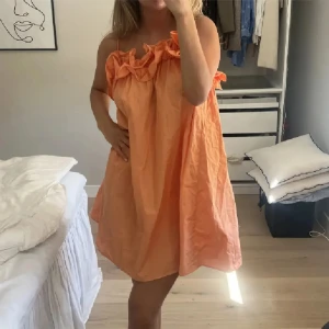 Klänning - Säljer denna superfina klänning! Perfekt färg nu i sommar!
