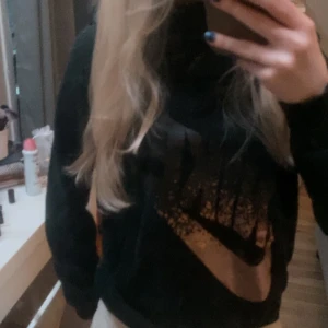 Hoodie från Nike  - Hoodie från Nike i storlek XS. Hoodien är i färgen svart och är i väldigt bra skick. Har en viss krage.