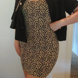 Leopard klänning  - Aldrig använd, säljer för är inte min stil, går att ha både som klänning och topp, passar mig som är S/M men är väldigt stretchig i materialet så passar nog andra storlekar också. Skriv vid frågor!