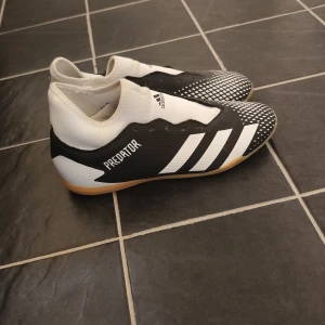 Adidas Predator Futsal st 41 - Skor i väldigt bra skick, använda ett fåtal gånger. 