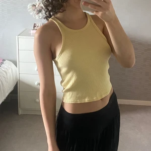 Ljusgult ribbat linne från Gina Tricot - Fint skick och bra kvalitet 💞