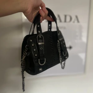 Svart Zara väska - Säljer en svart Zara väska inspirerad av Zadig & Voltaire sundby bag. Kommer även med ett extra axelremsband🥰 Denna väska ger dig en extra lyx i vardagen🤩